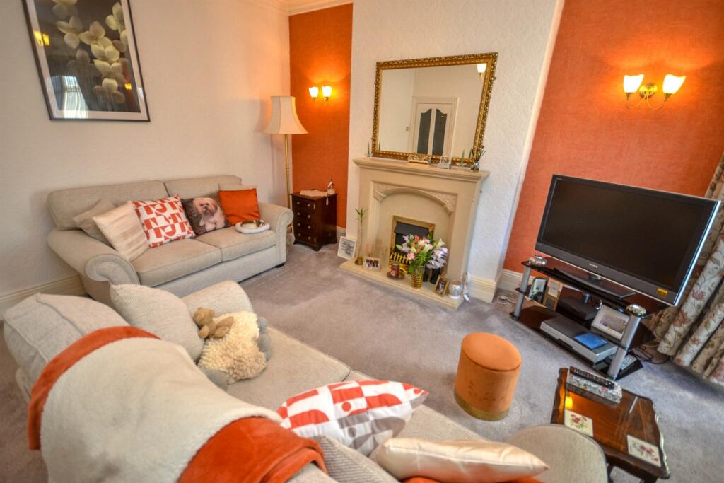Bedroom One / Lounge