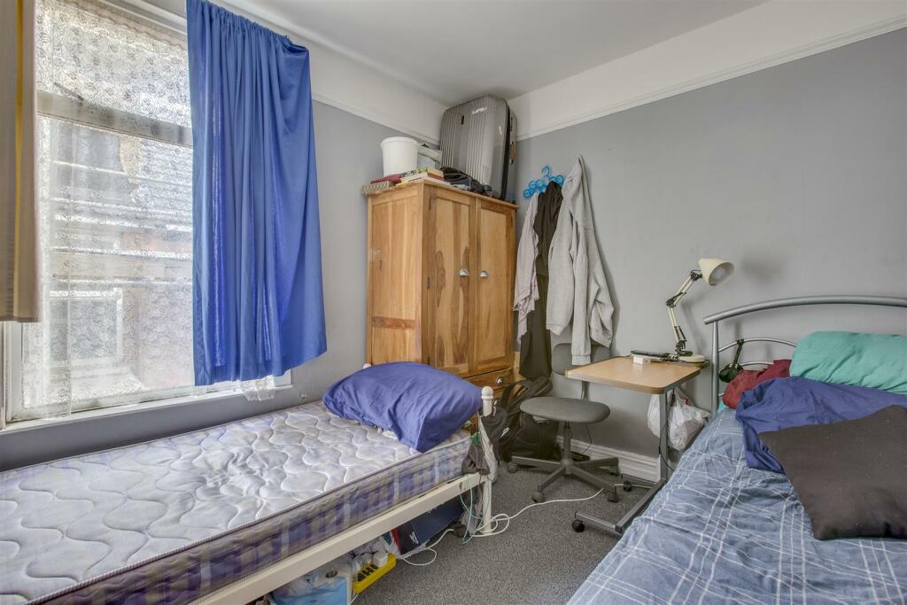 133 Desborough Avenue, HP11 2SG-12.jpg