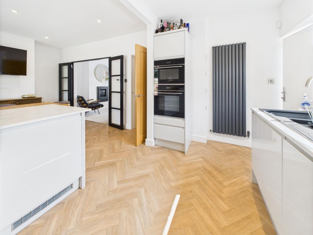 CAM02093G0-PR0048-STILL019