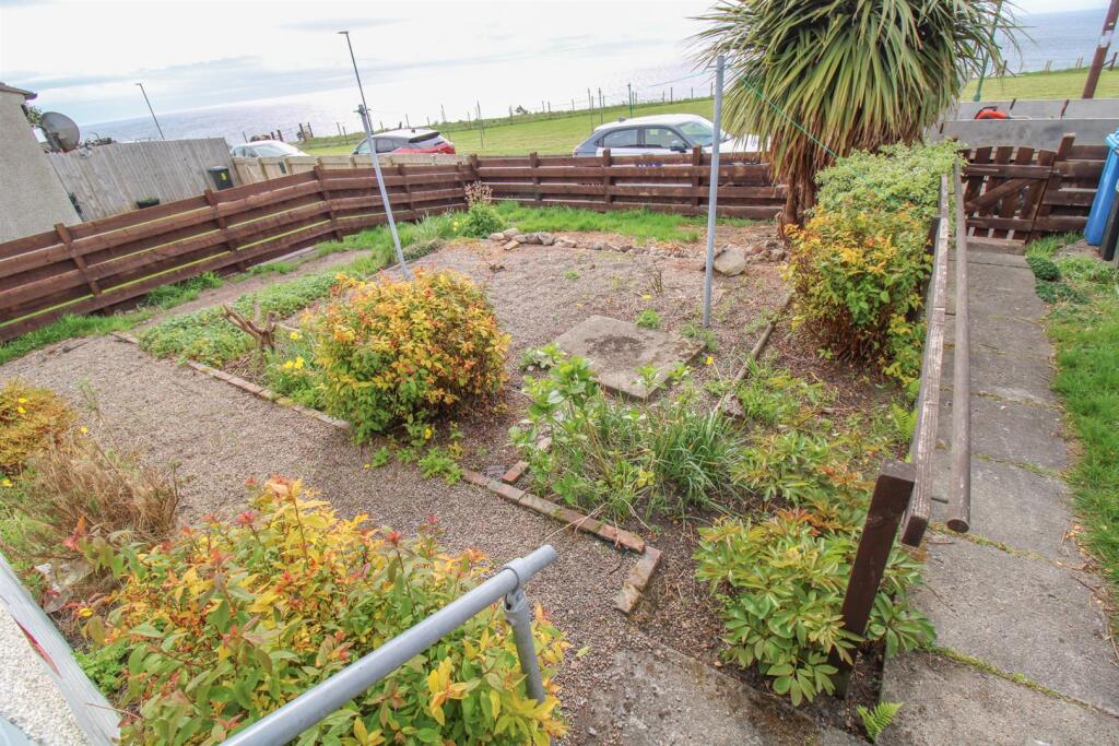 FRONT GARDEN-2.jpg