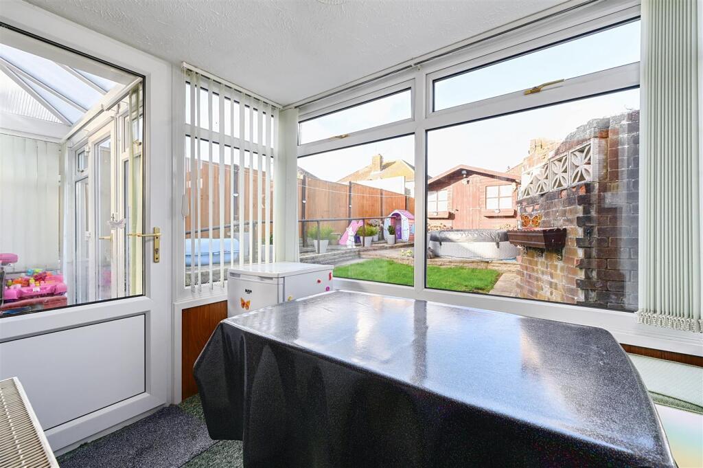 12 Oakdene Avenue, BN41 (17).jpg