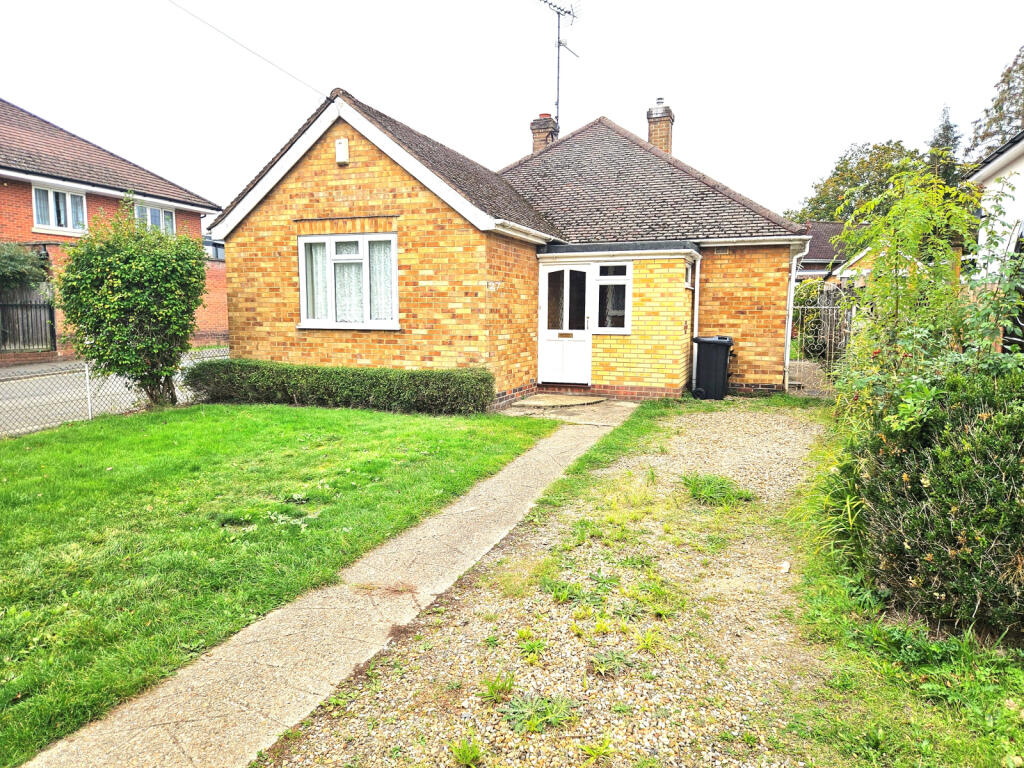 2 bed bungalow to rent Molly Millars Lane, Woking