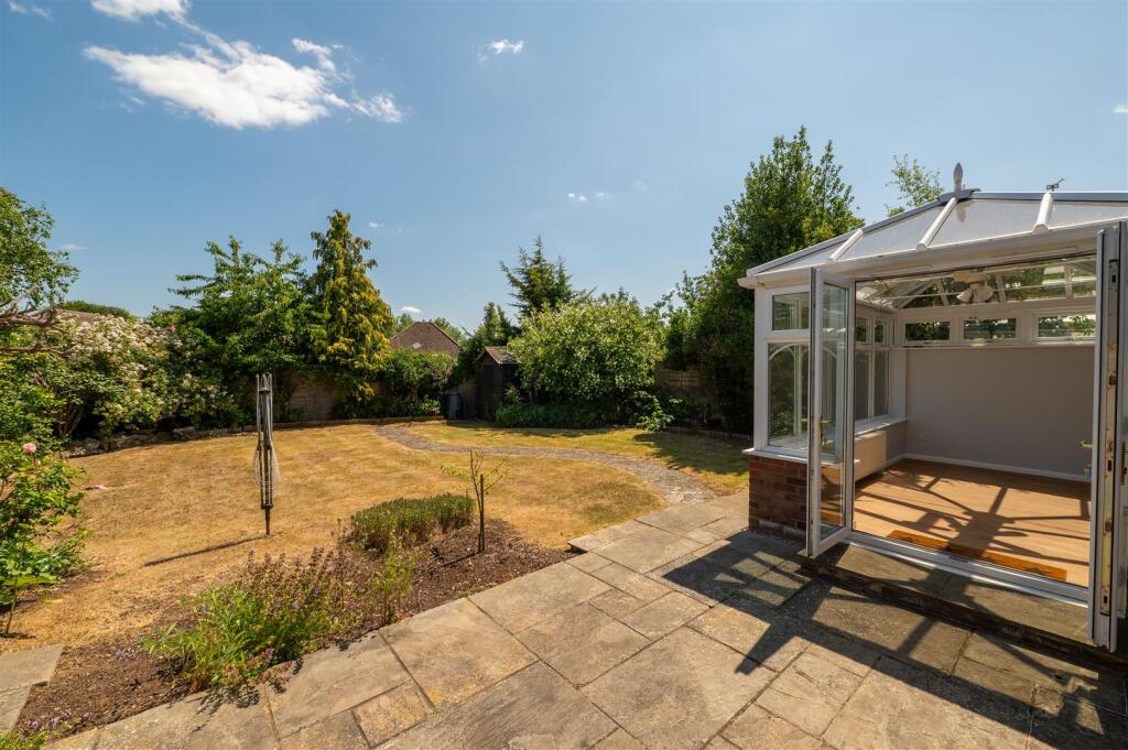 6 Meadow Way, Hitchin-20.jpg