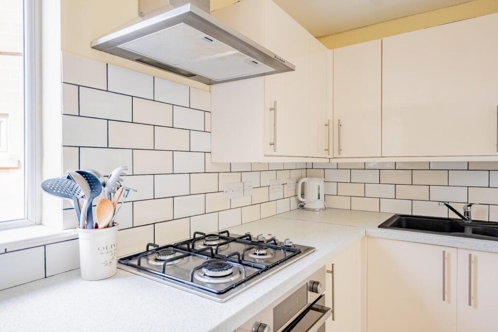 44 Haycome Drive BA2 1PG-16.jpg