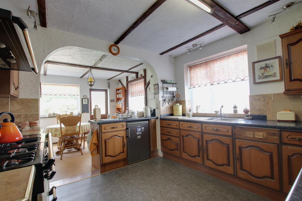 KITCHEN/BREAKFAST ROOM