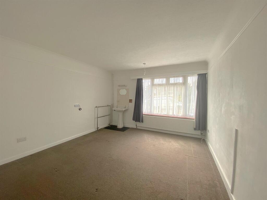 6 Blackfields Ave - Bed4.jpg