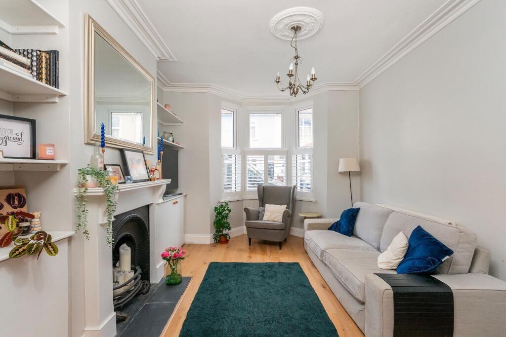 1G5SBR - Living Room D.jpg