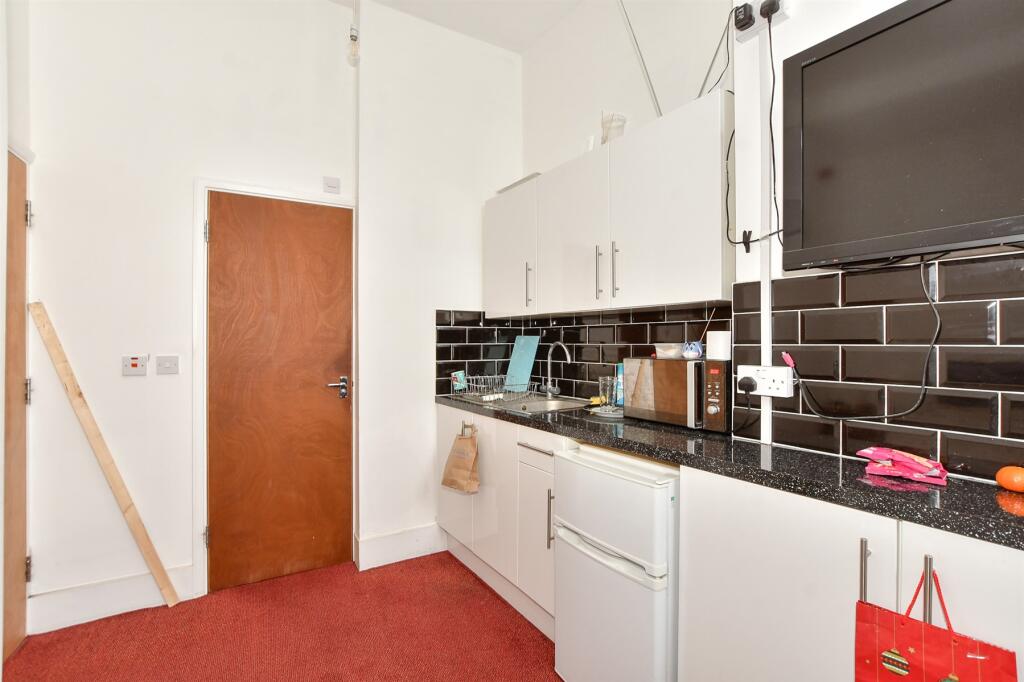 Lounge/ Bedroom/ Kitchen