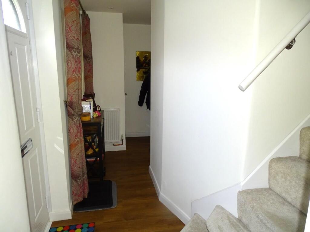 GOOD SIZE L-SHAPED ENTRANCE HALL