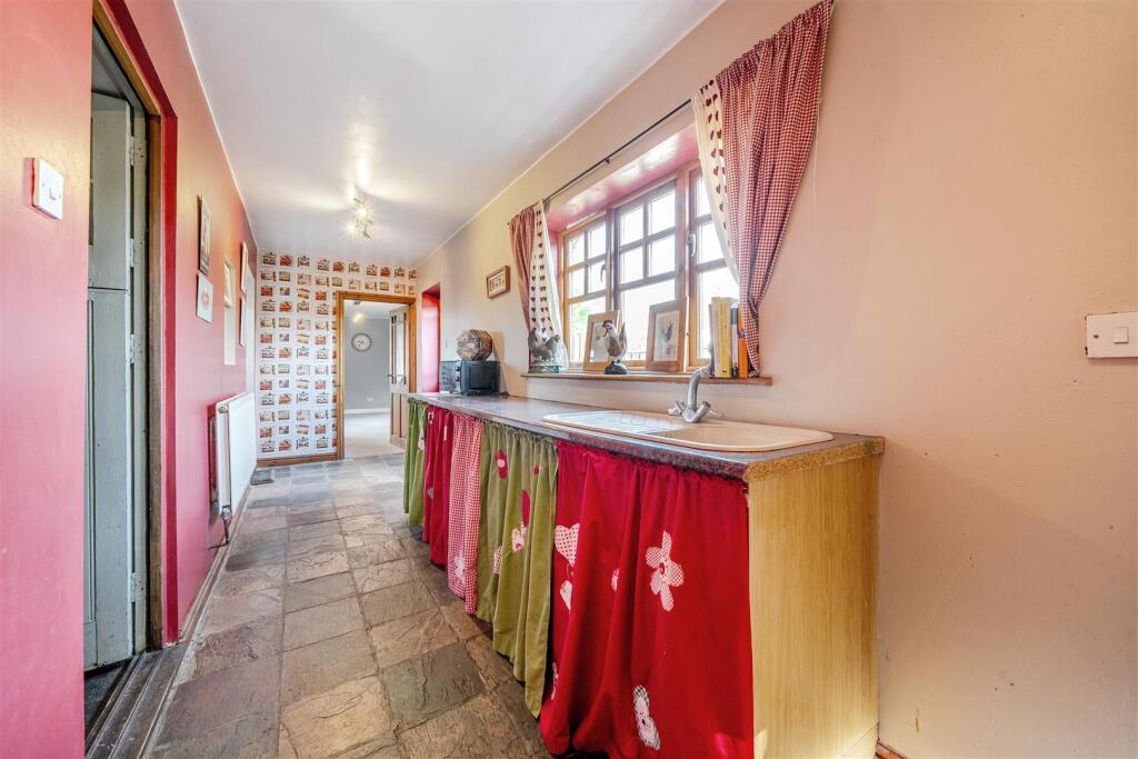 13 Carts Lane, Grendon