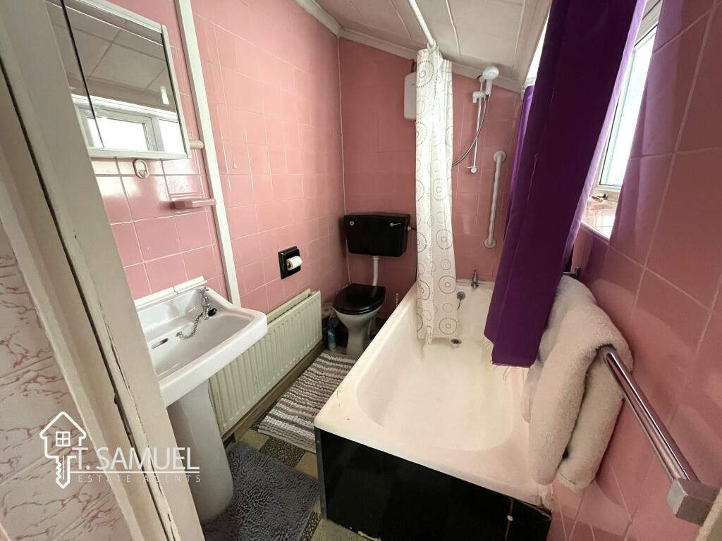 Downstairs bathroom.JPG