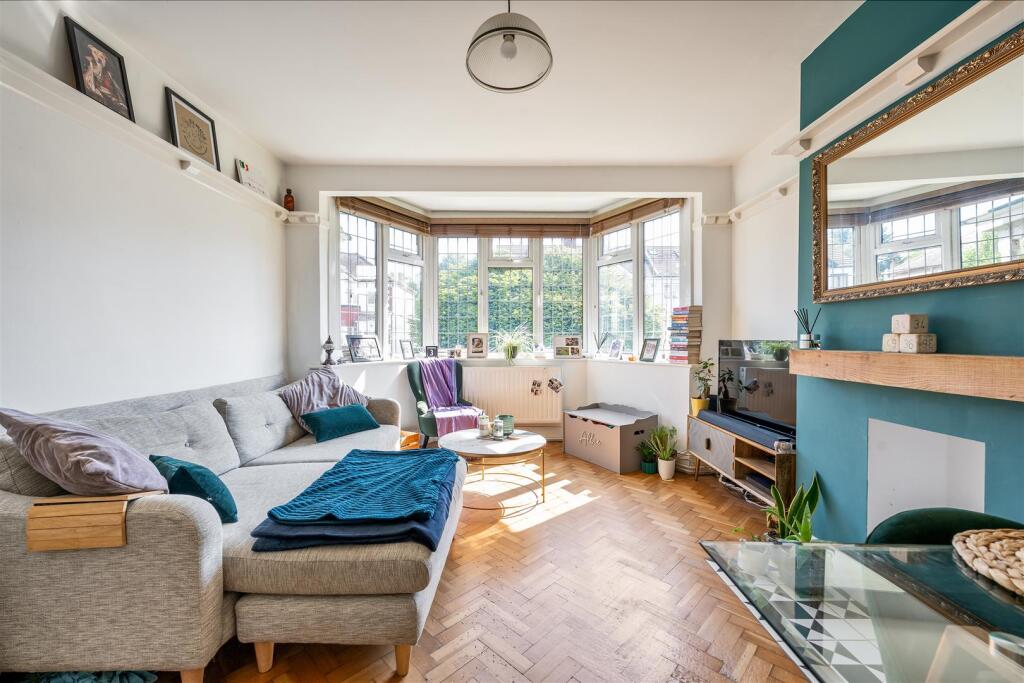 Onslow Gardens, E18