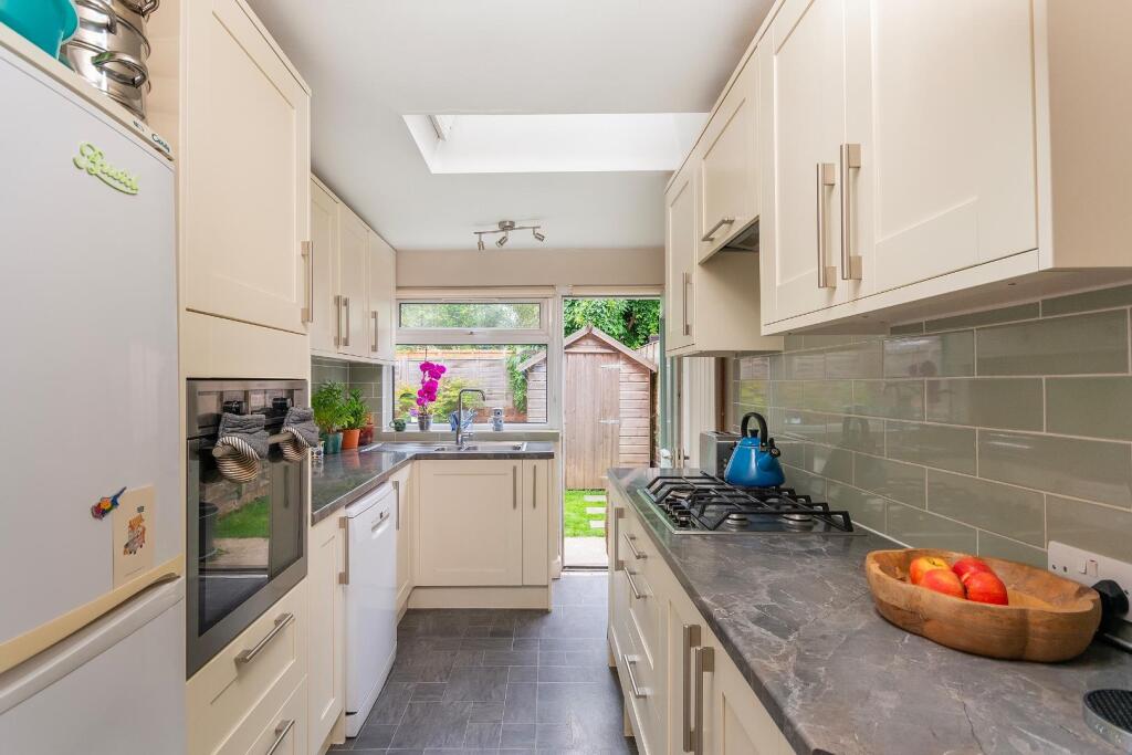 2H0RSW - Kitchen C.jpg