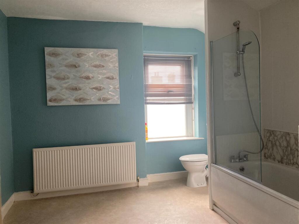 8 Phyllis Street - bathroom.jpg