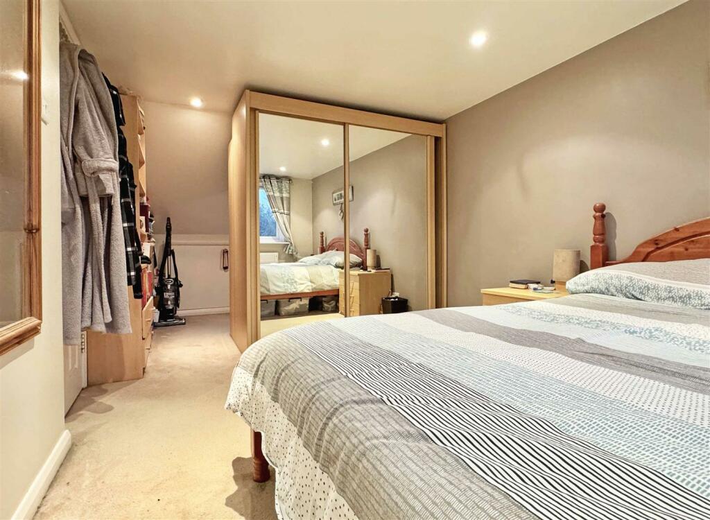 Master Bedroom b.jpg