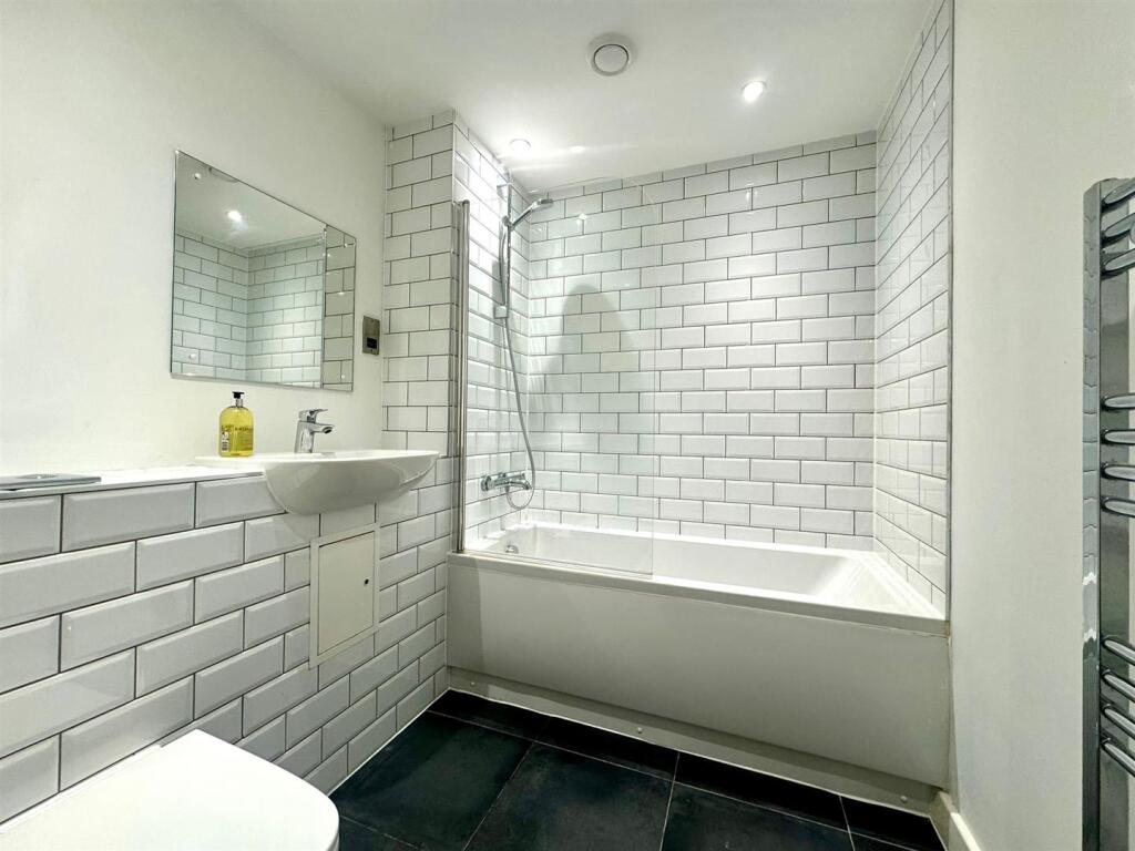 Main bathroom.jpeg