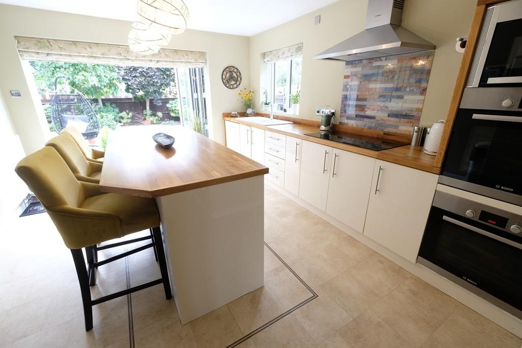 KITCHEN/BREAKFAST 