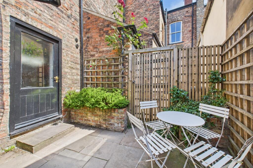 CAM03162G0-PR0283-STILL001