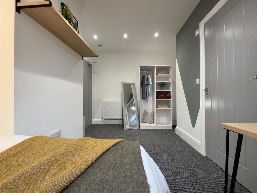 A bright and tidy double bedroom with stylish d...