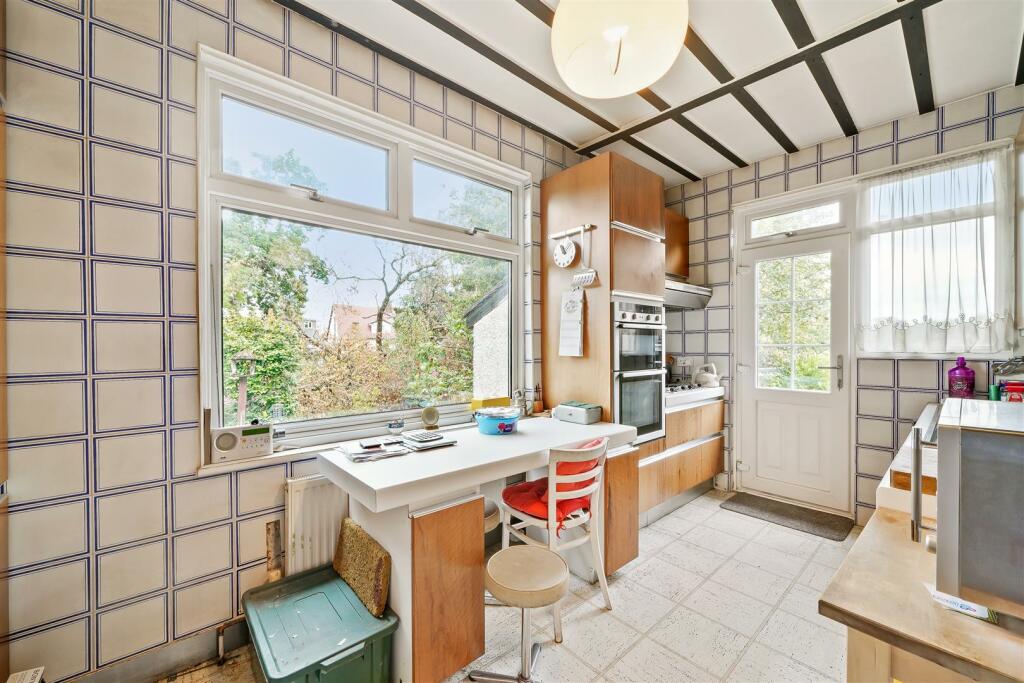 Kitchen 2.jpg