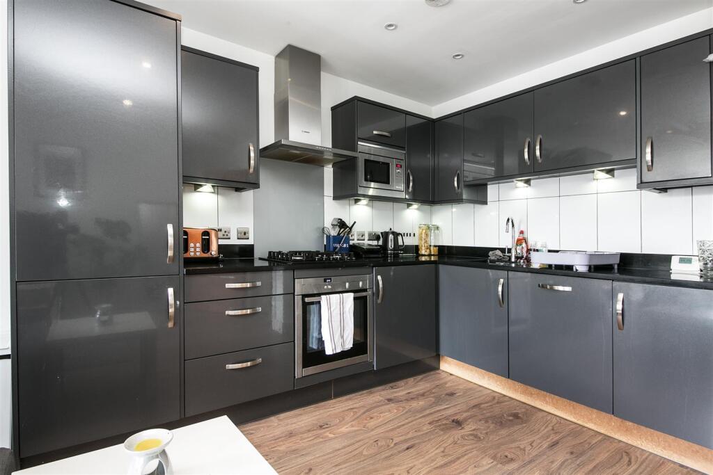 4 Vulcan House SW17 kitchen.jpg