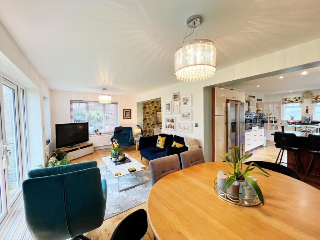 Family room pic 3.jpg