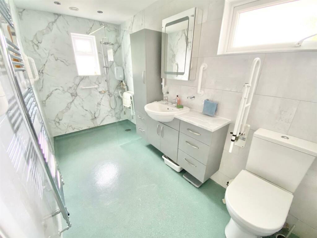 Bathroom1.jpg
