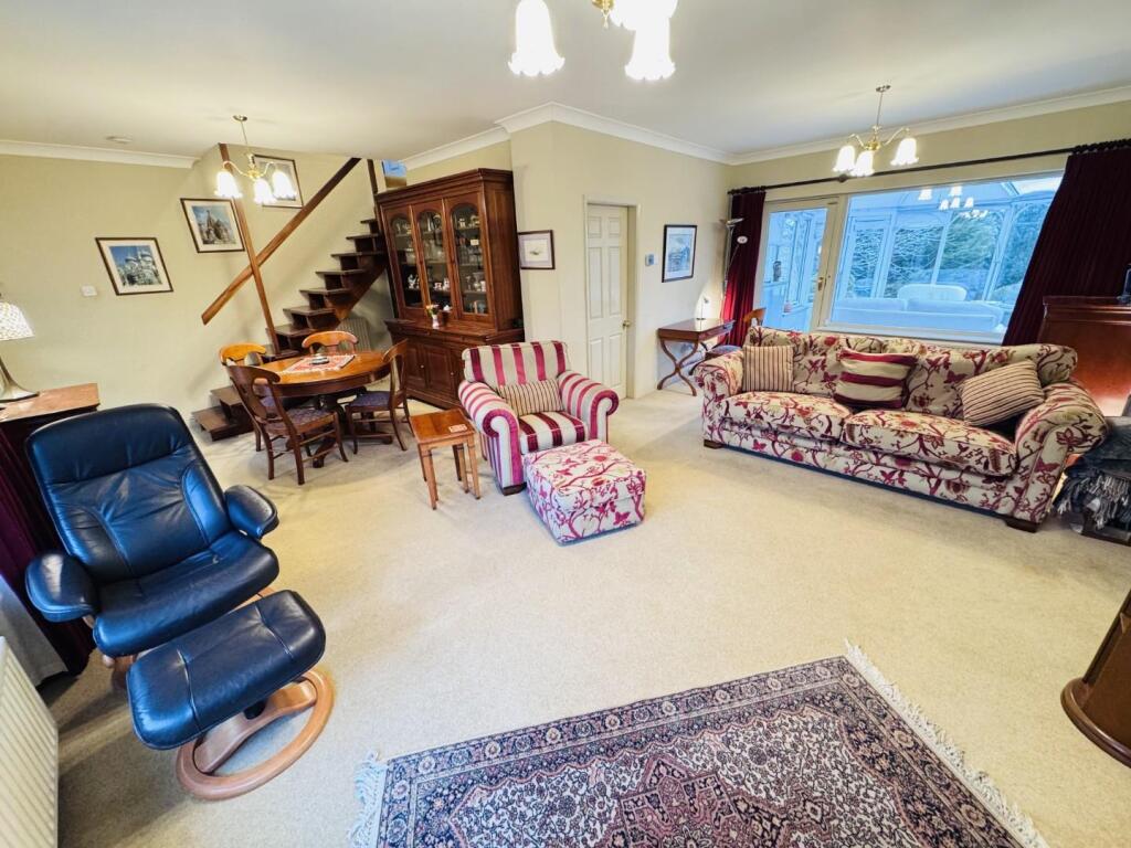 LOUNGE/DINING ROOM