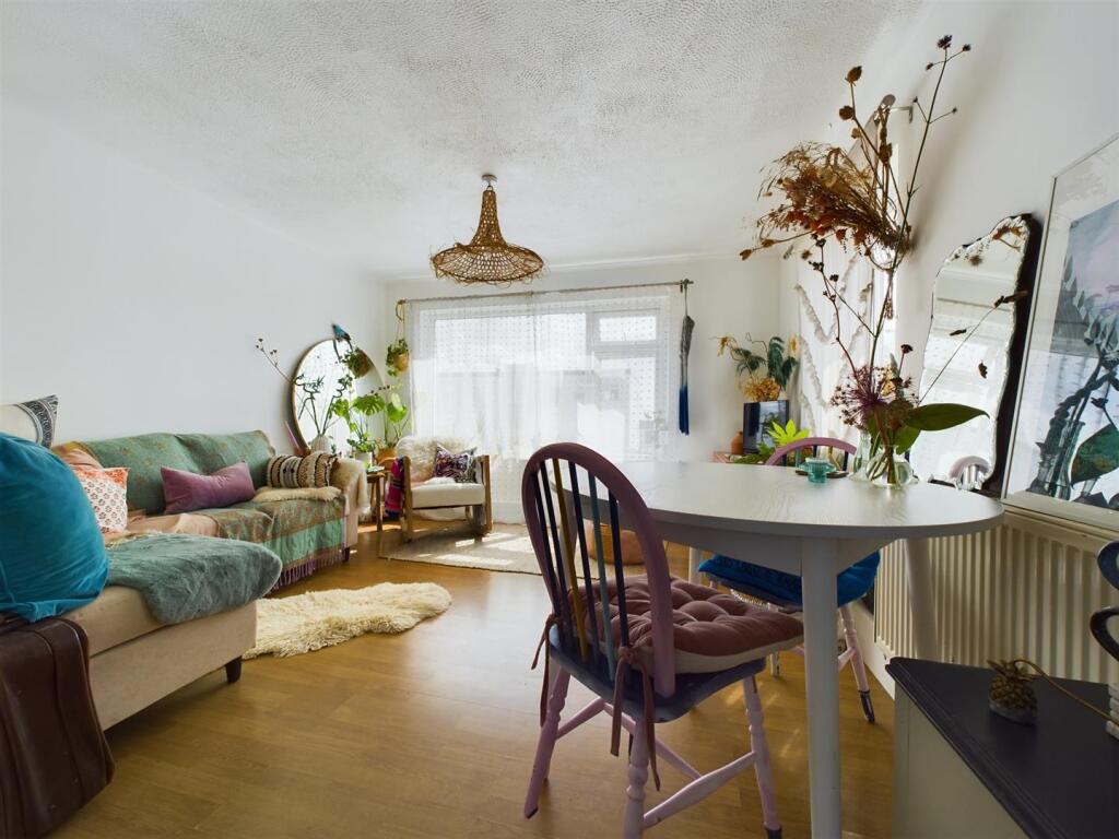 28 Coastline Court Lounge