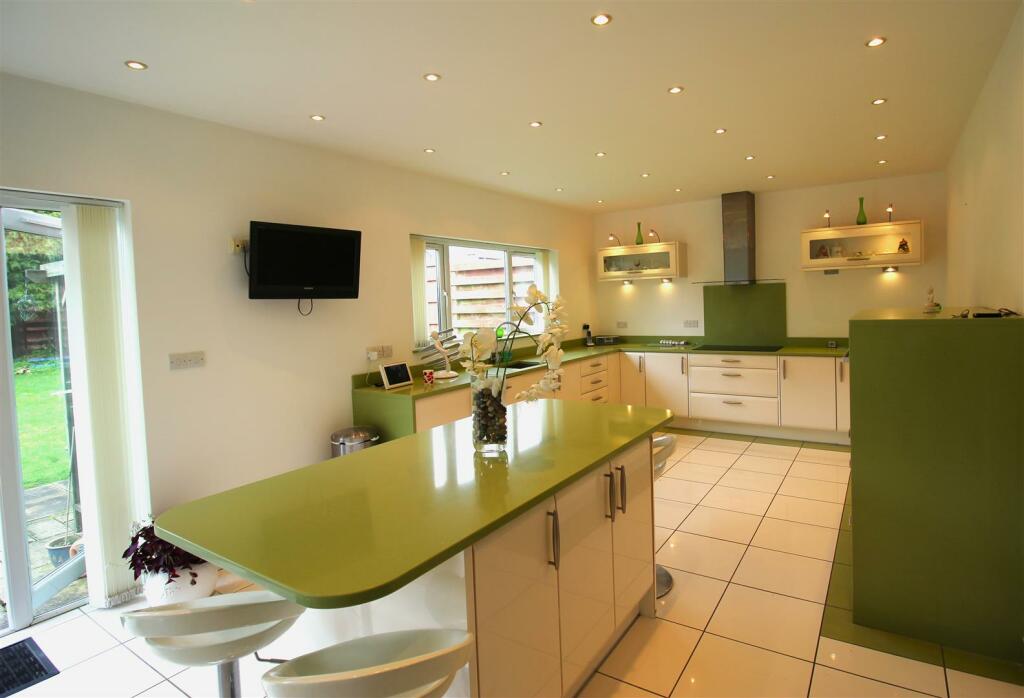 KITCHEN/BREAKFAST ROOM