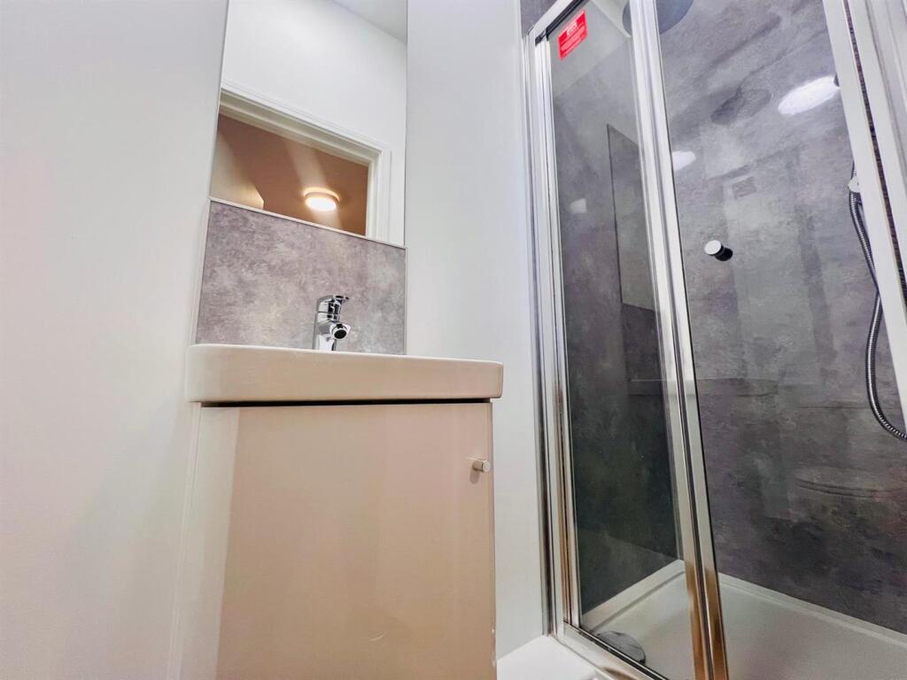 Room 9 ensuite.jpeg