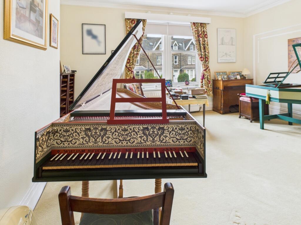 CAM04233G0-PR0042-STILL018