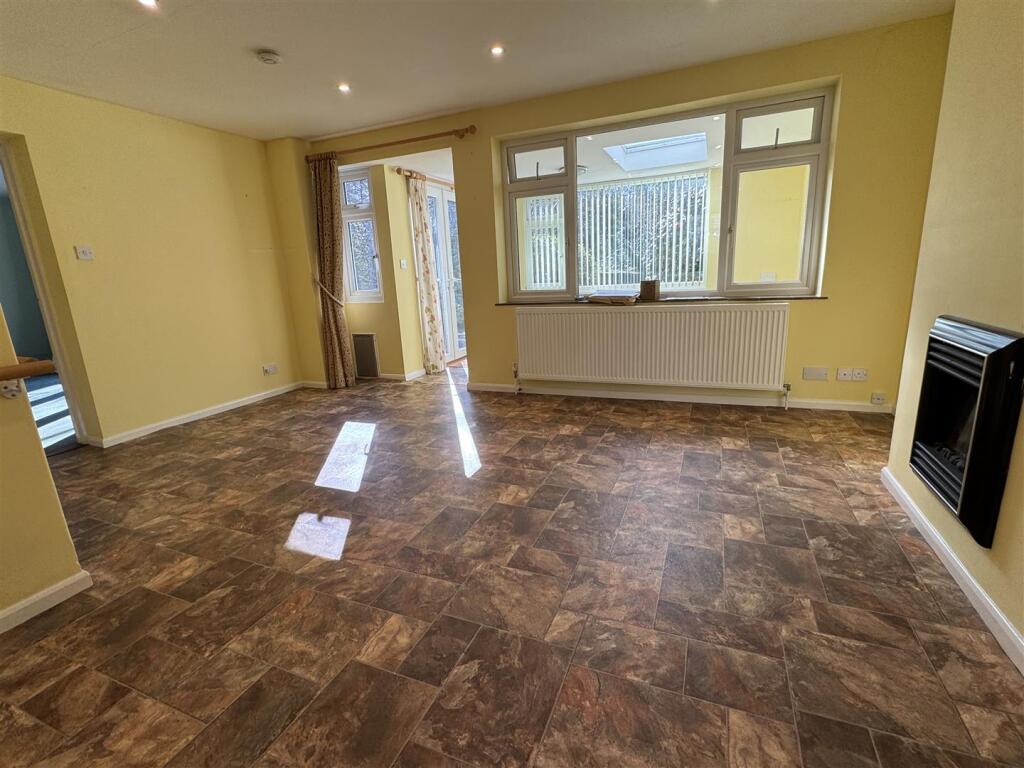 DINING ROOM: