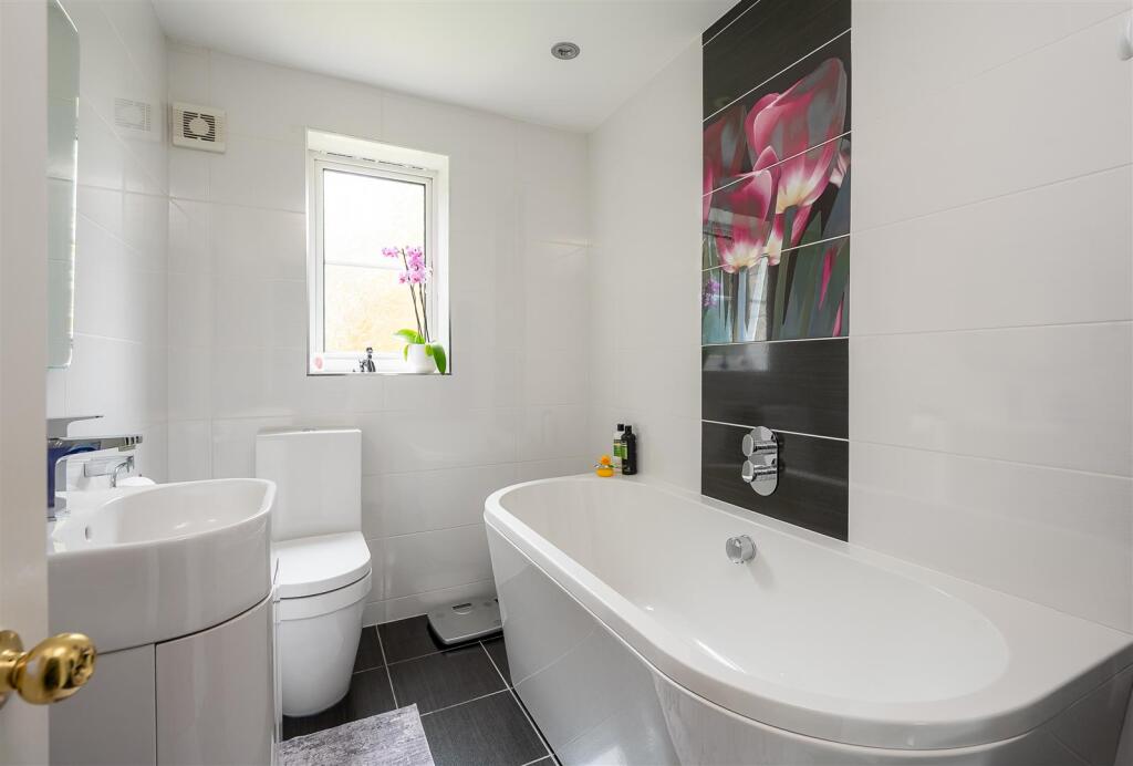 12 Rosecroft Way.jpg