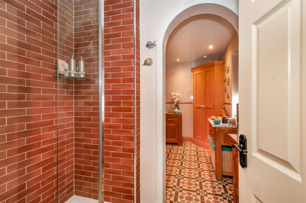 BATHROOM / EN-SUITE