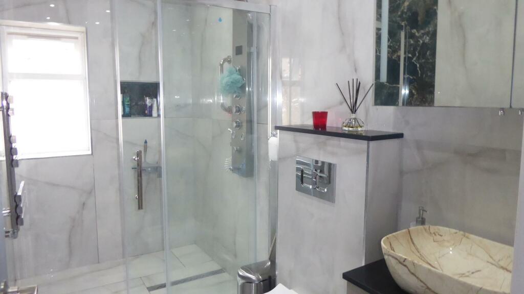 SHOWER ROOM