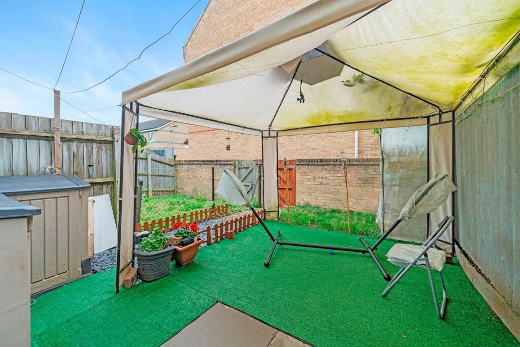 14-fed281011 - NS - PropWorld - 2 Oaklands Court -