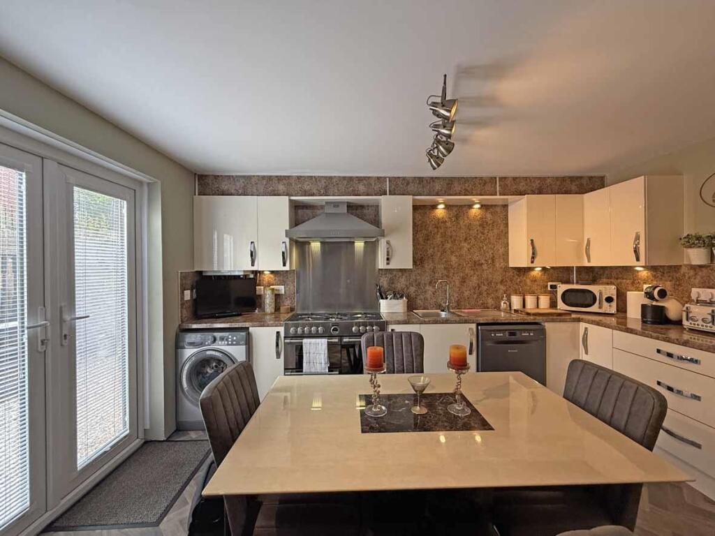 Frobisher Approach 75 - Kitchen 2.jpg