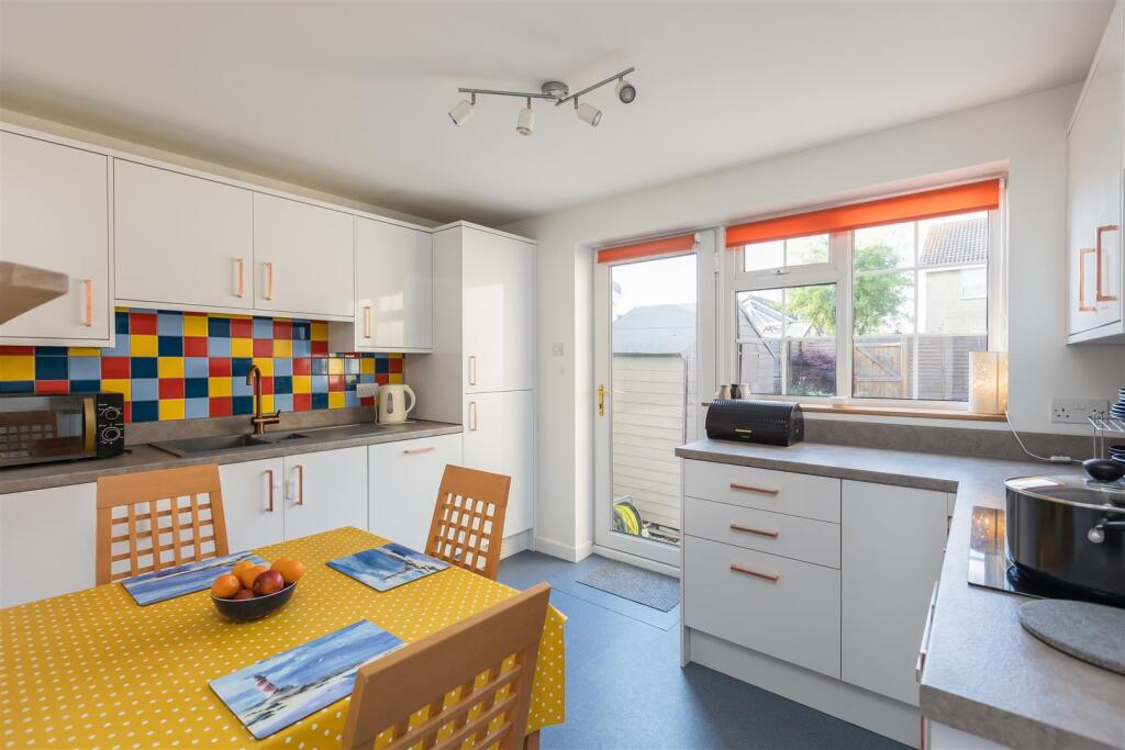 Paddock Close 9 Kitchen-1.jpg