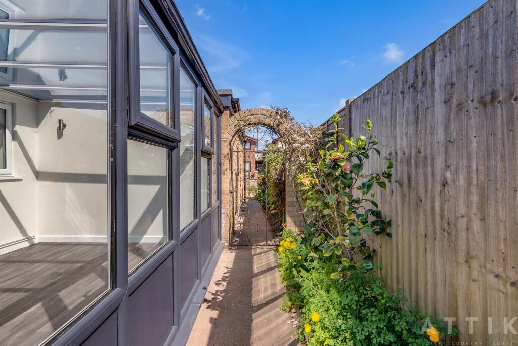 1 Prince Andrews Close, Norwich, NR66XH (23).jpg