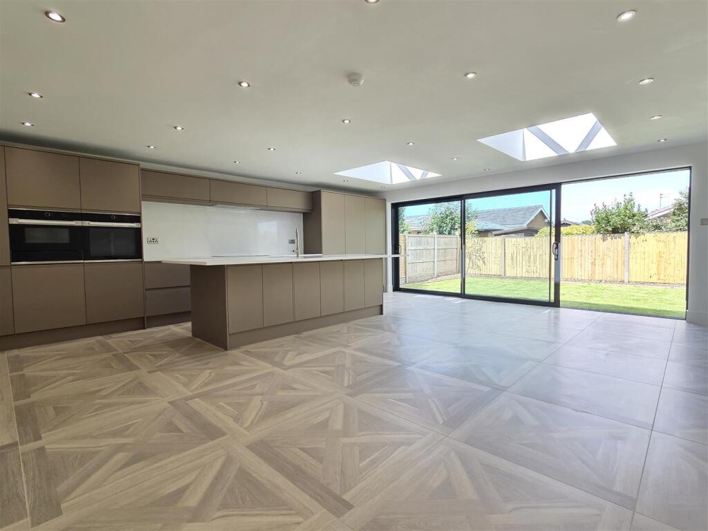 OPEN PLAN LIVING/DINING KITCHEN