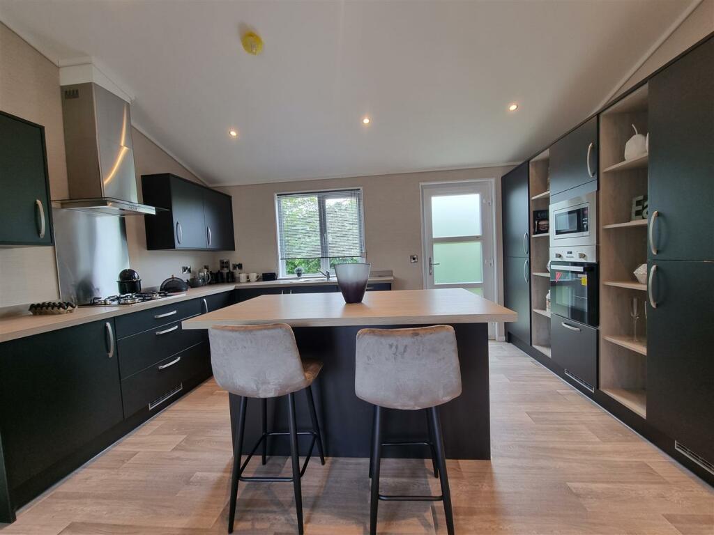 BESPOKE MODERN KITCHEN