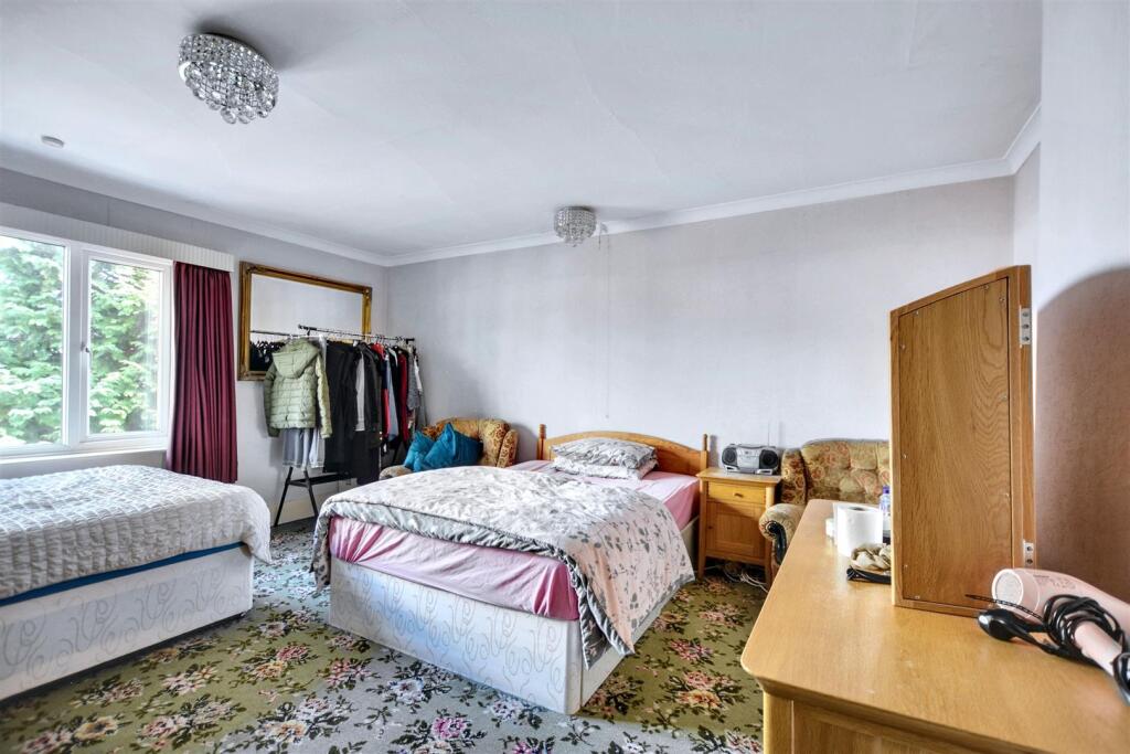 Bedroom 1_1.jpeg