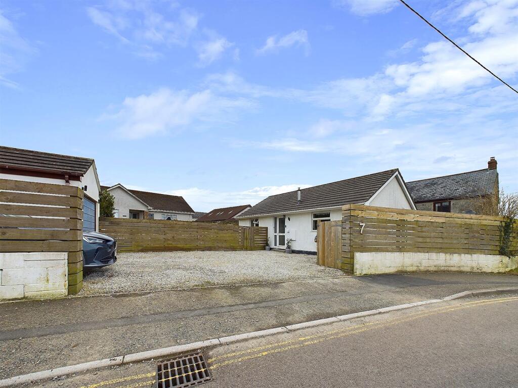 Bungalow, parking and garage