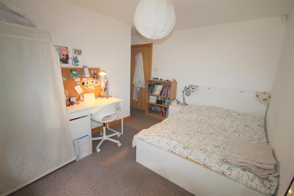 Bed 2i.JPG
