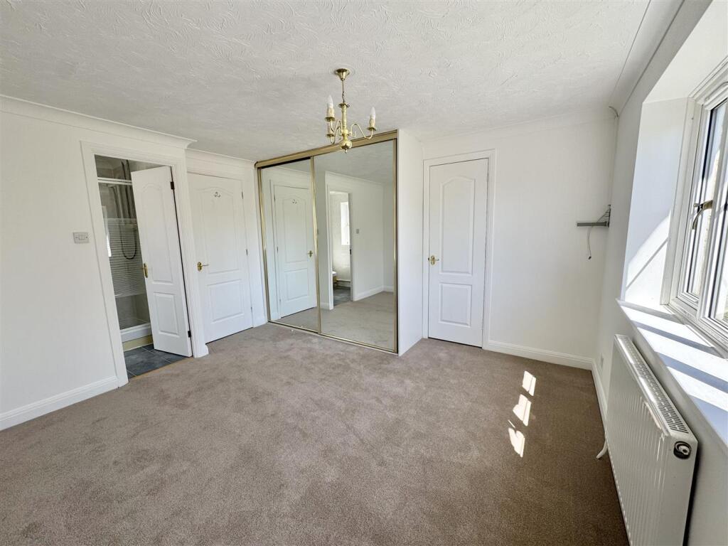 MAIN BEDROOM