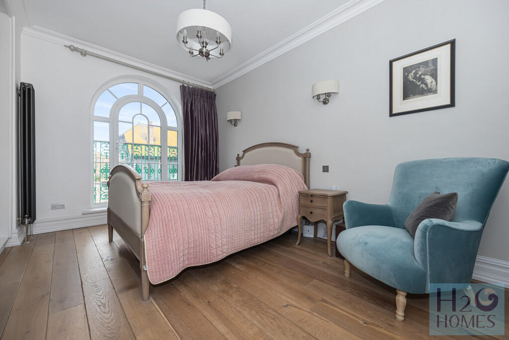 Trafalgar Gate, 8...