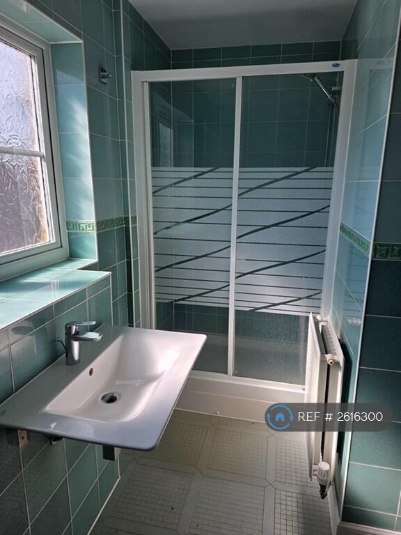 Bedroom 2 En Suite Pic 1