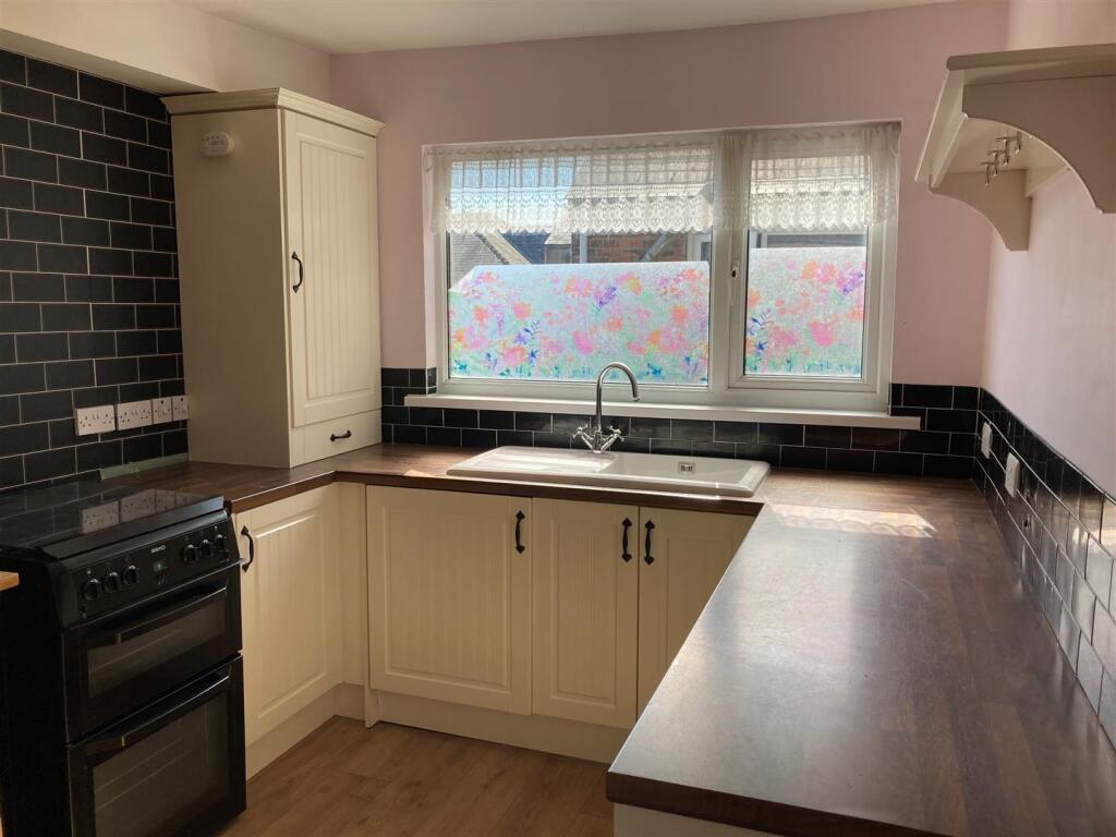 76 High Street - kitchen.jpg