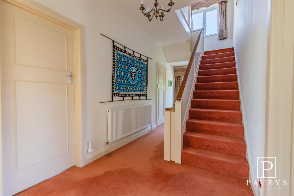 FIRST FLOOR LANDING